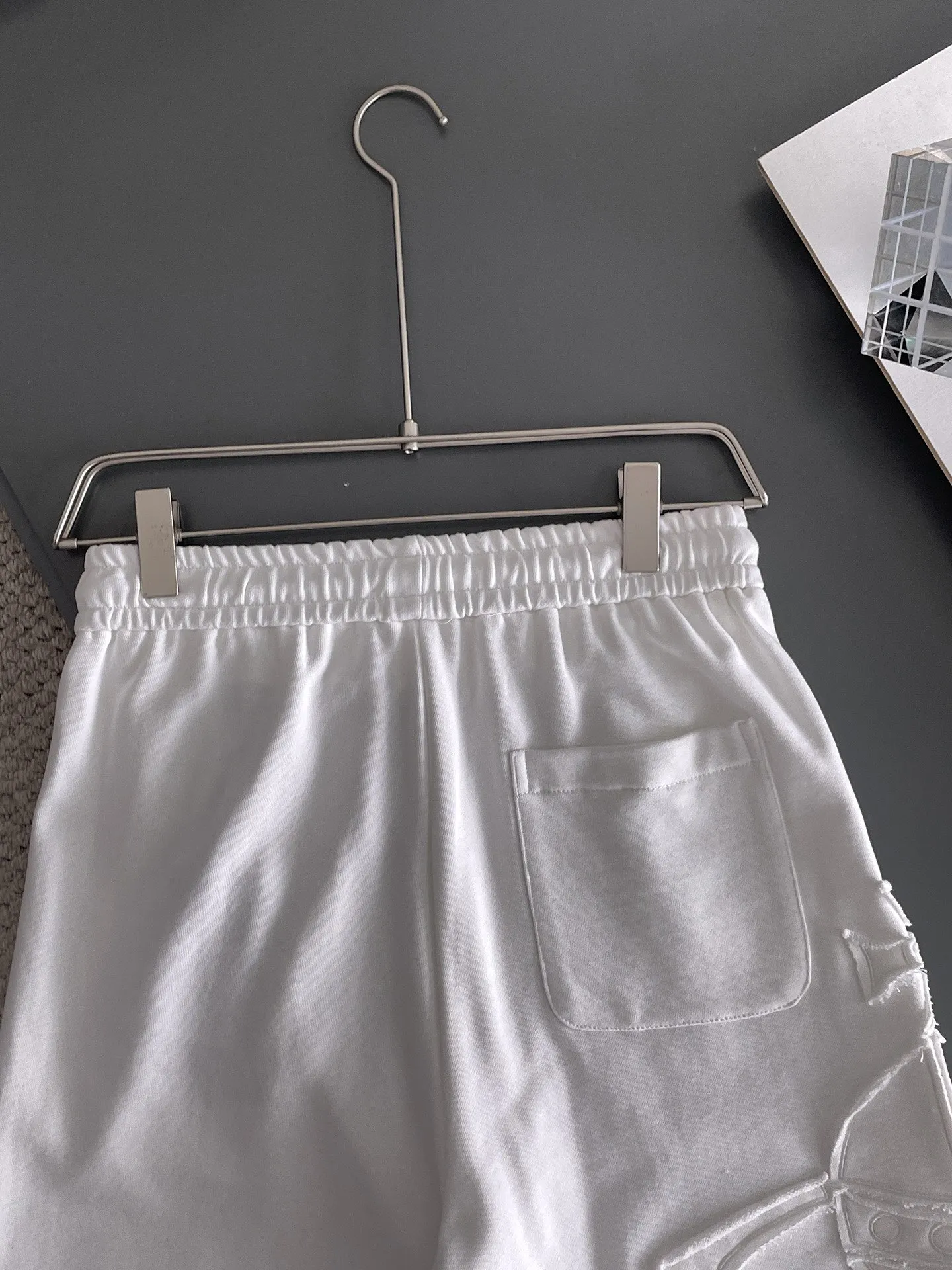 The Queen Mother's three-standard complete 2025 summer New Arrival men's casual shorts, advanced custom-made Breathable fabric, Breathable fabric, extremely stretchy and comfortable, impeccable details, top-grade accessories, original logo design concept, delicate and soft feel! The upper body fit is awesome! Size: M-XXXL Please state your height and weight when ordering